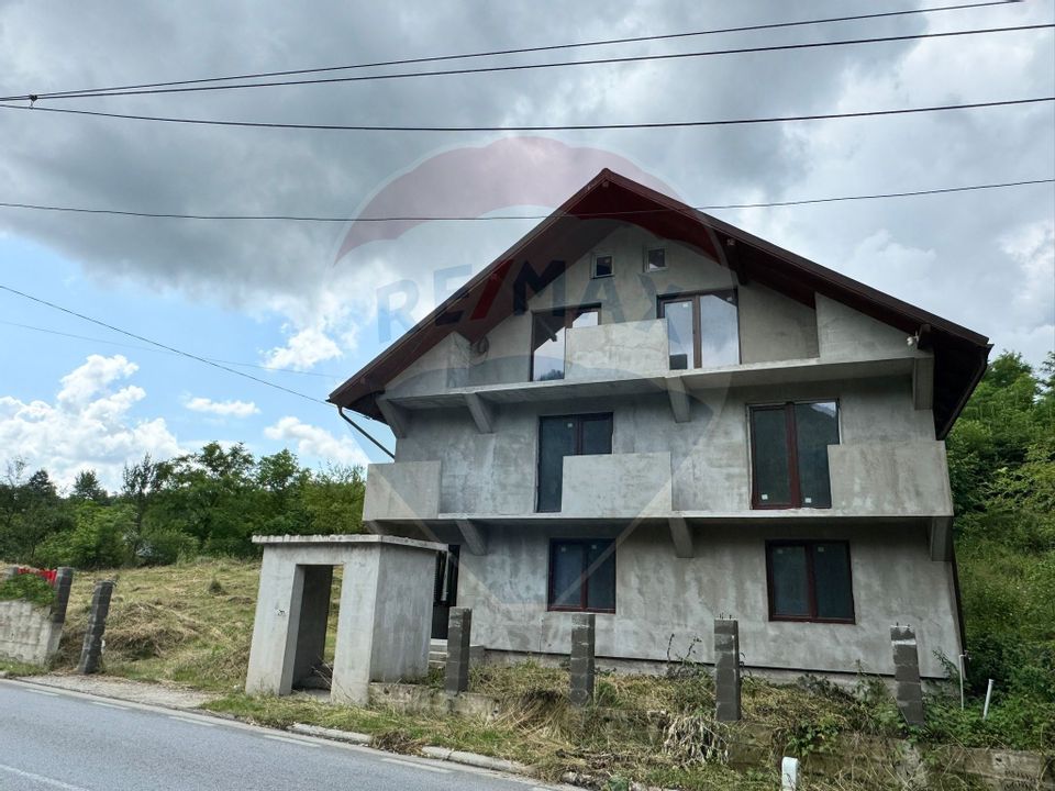 Casă / Vilă cu 7 camere de vânzare