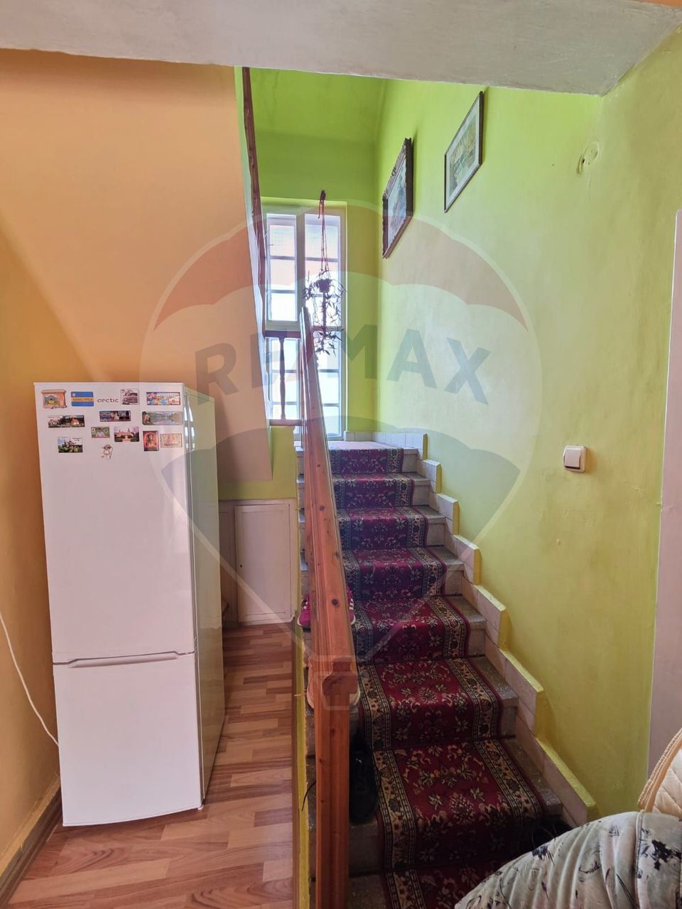 Casă cu etaj , curte proprie