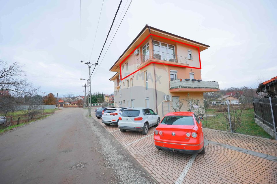 Apartament de Vânzare cu 3 camere și Parcare, Zona Dealuri