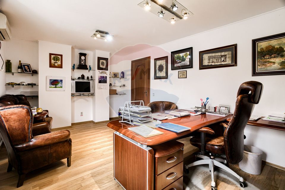 Apartament cu 4 camere de vânzare în zona Intim