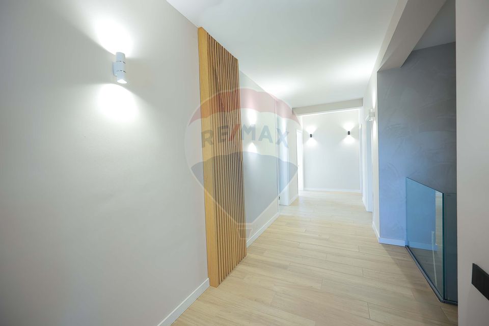 De vânzare Vilă cu 8 camere în Sânmartin, 290 mp util, teren 1100 mp