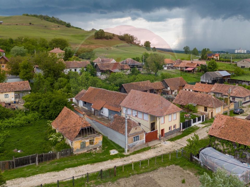 Casă de vacanta, cu annexe si pomi fructiferi, Ungra!