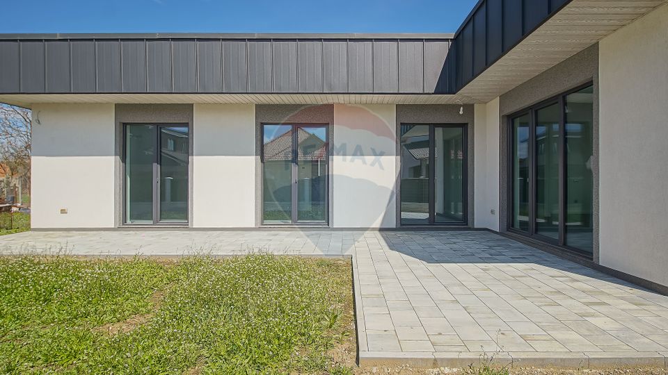 Casă  cu 5 camere de vânzare, Hălchiu