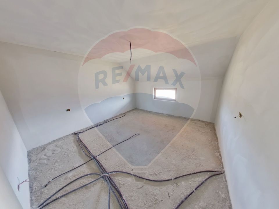 Casă / Vilă cu 8 camere de vânzare