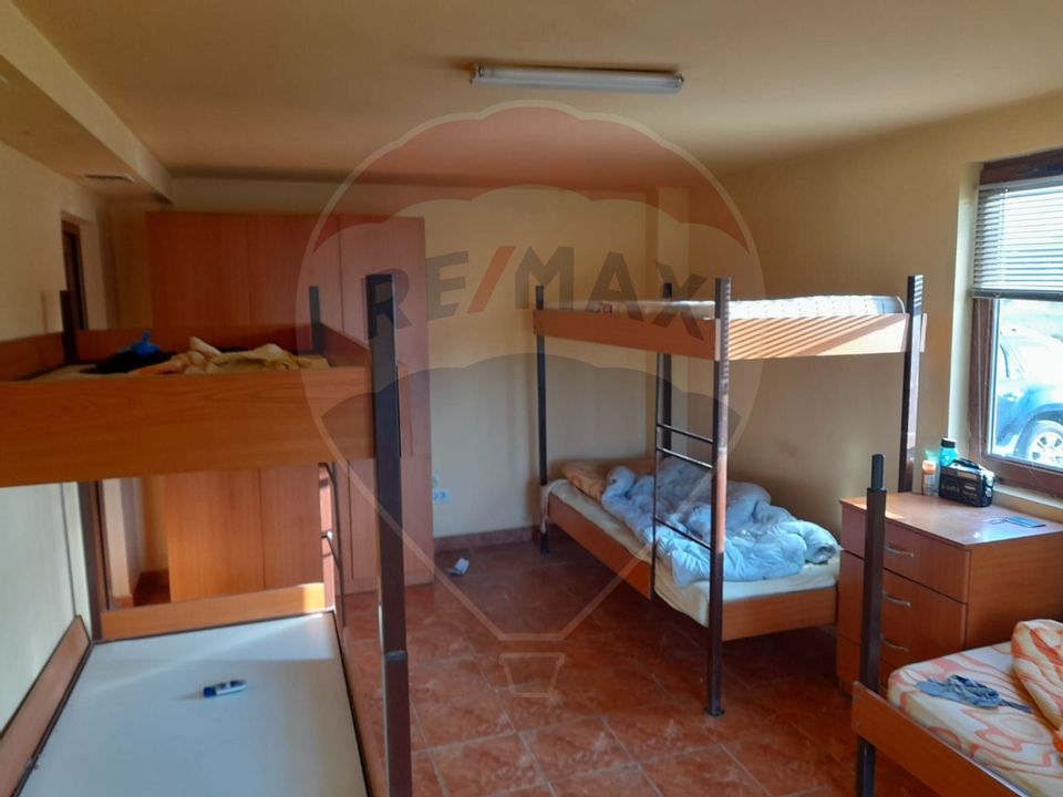 Casă 5 camere, teren 4748 m²  de vânzare - Vǎrǎdia de Mureş