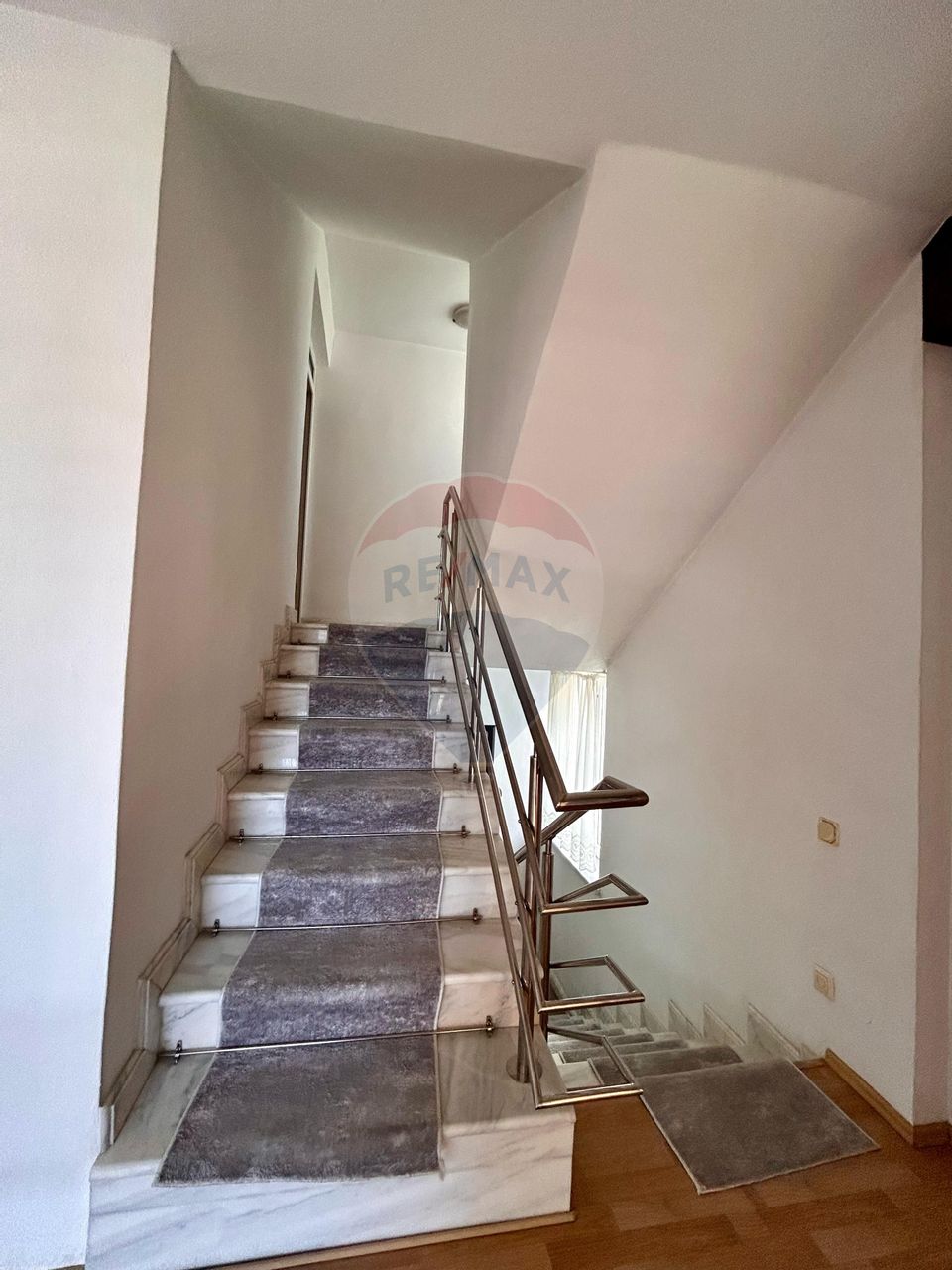 Casă / Vilă cu 16 camere de vânzare în zona Central