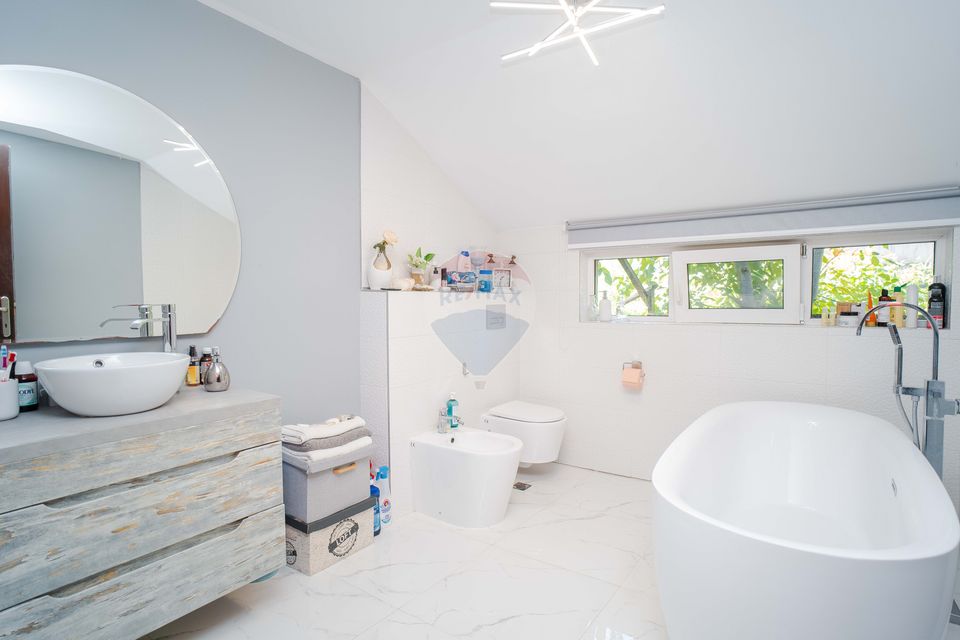 Casă / Vilă spatioasa cu teren in zona centrala Sararie