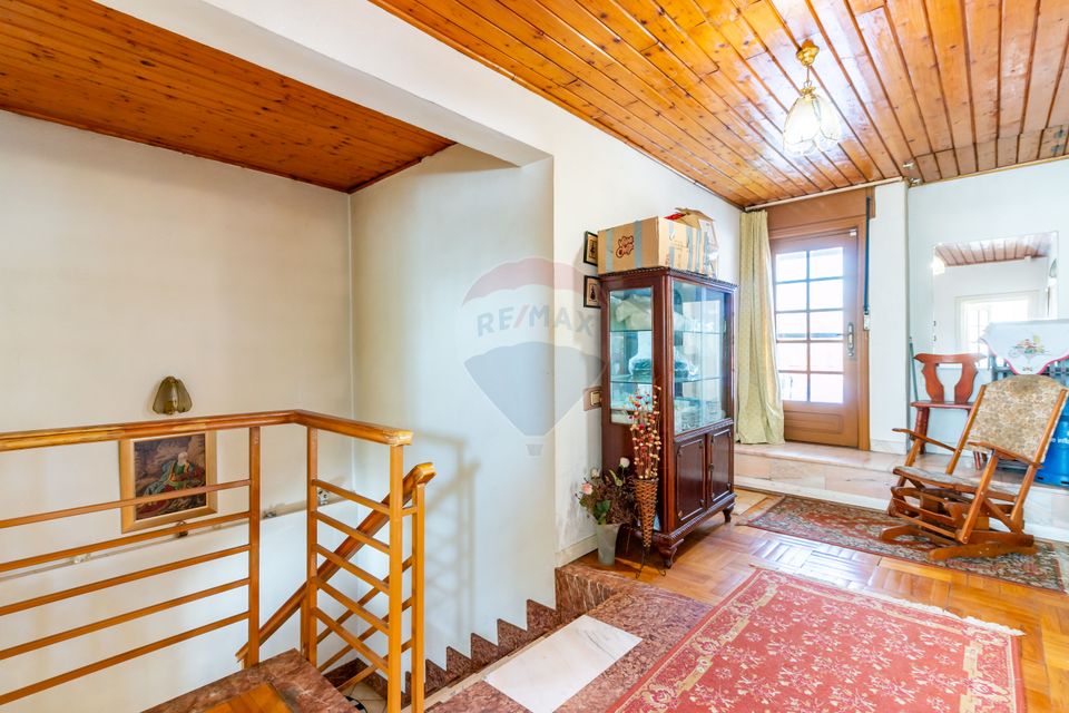 Casă / Vilă cu 4 camere de vânzare în zona Giulesti Sarbi