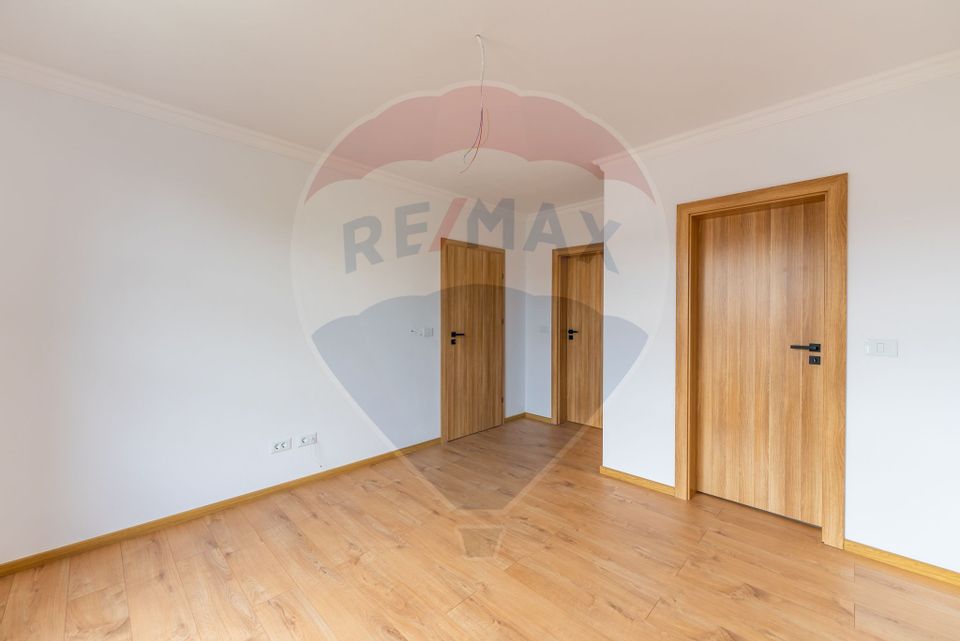 4 room House / Villa for sale, Parneava area