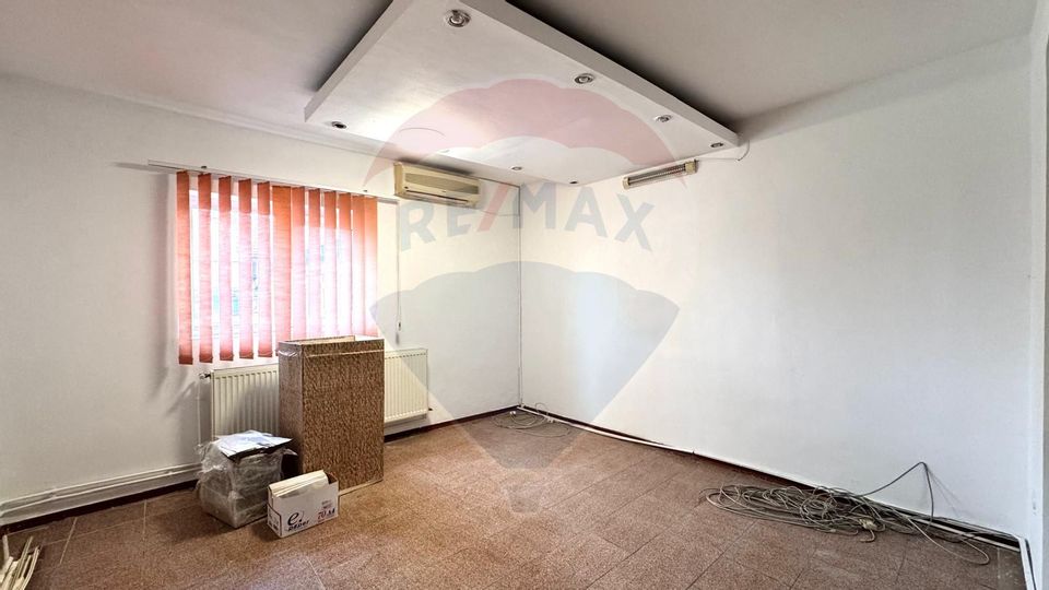 Spatiu comercial/de birouri de inchiriat- zona Centrala, acces stradal