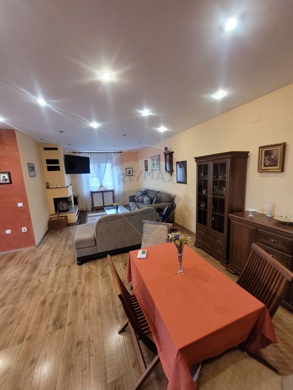 Casa de inchiriat 4 camere 3 bai 2 niveluri cu curte zona Terezian