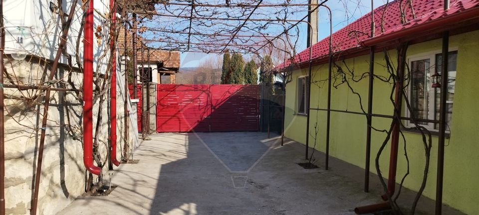 Casă /vilă de vânzare cu teren 1352 mp. central  loc. Petrindu / Sălaj