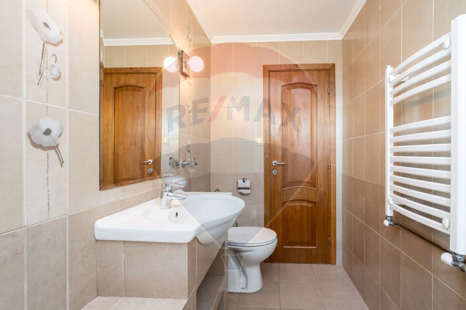 Apartament cu 3 camere de vânzare în zona Drumul Sarii