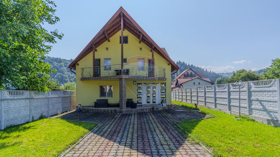 Casă / Vilă cu 10 camere de vânzare in Moieciu de Jos