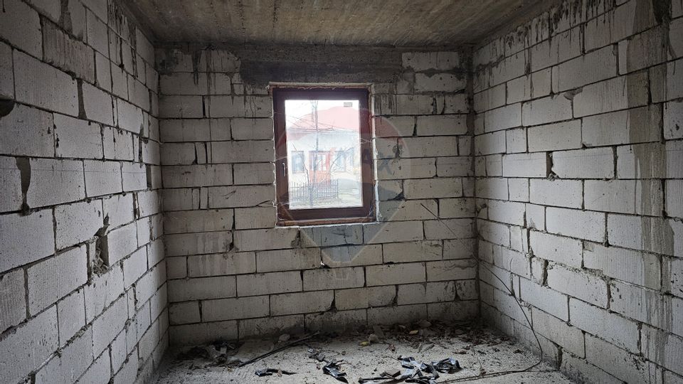 Casă / Vilă cu 12 camere, teren intravilan de 2869mp în Siminicea, SV