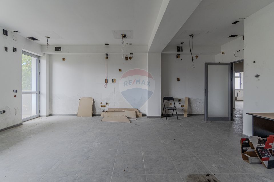 Cladire de 902 mp utili de vânzare, zona Grivitei - DN 13, COMISION 0