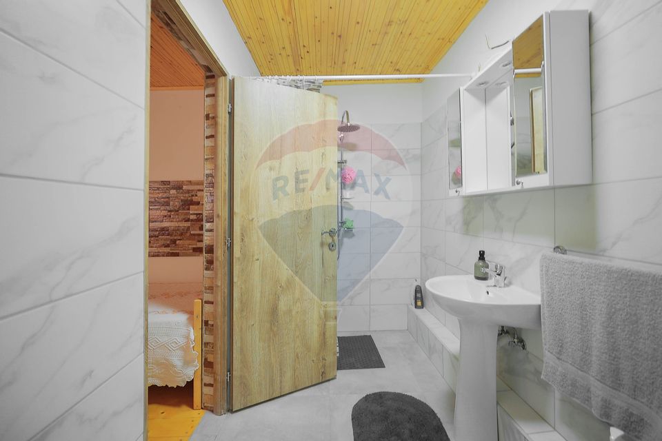 Casă și teren de 1397 mp de vânzare în Ineu, la 18 km de Oradea