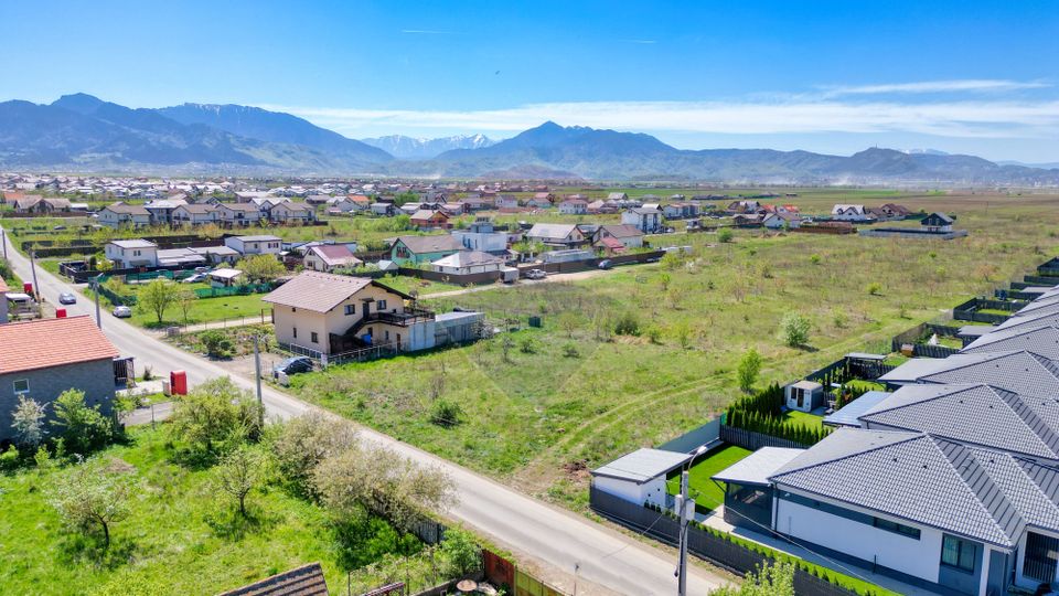 6 loturi Tarlungeni - cartier Izvor, la strada asfaltata, utilitati