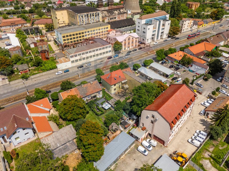 Clădire comercială multifunctională de vânzare, în zona centrală.