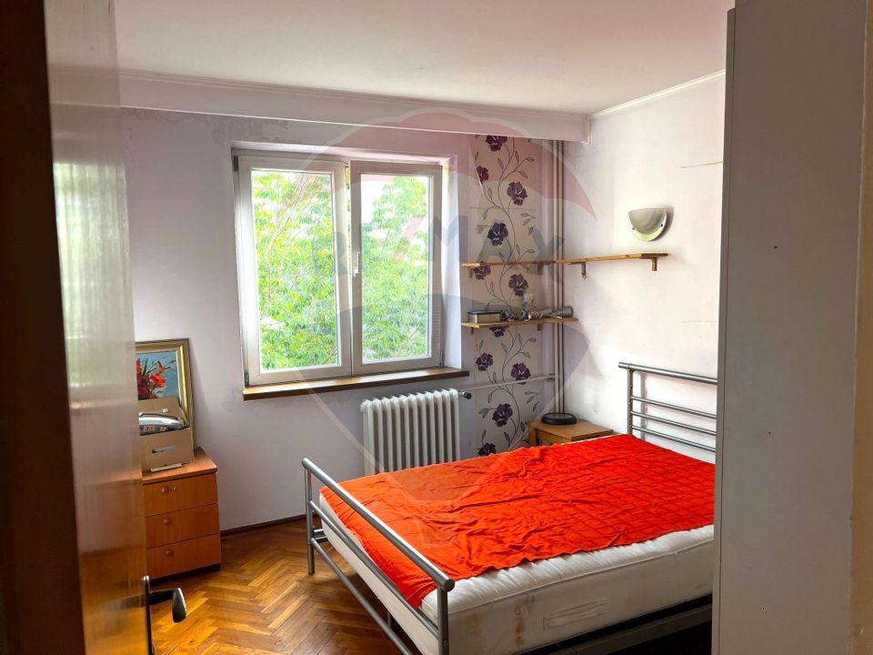 Apartament cu 4 camere de vânzare în zona Mosilor