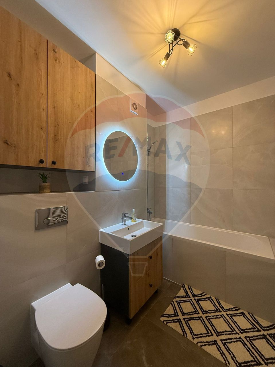 Apartament cu 3 camere, 2 bai și loc de parcare