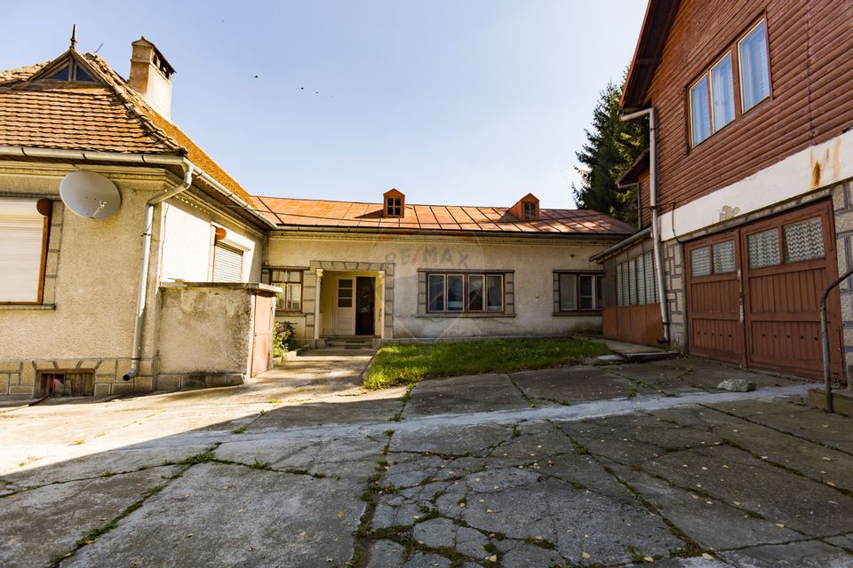 Doua Case de vanzare cu 5 camere + 3 camere,  stradal in Bran!