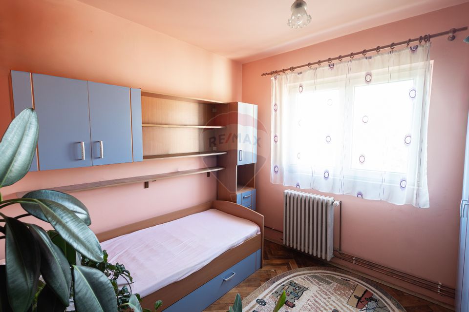 Apartament cu 5 camere de vânzare în zona Cetate