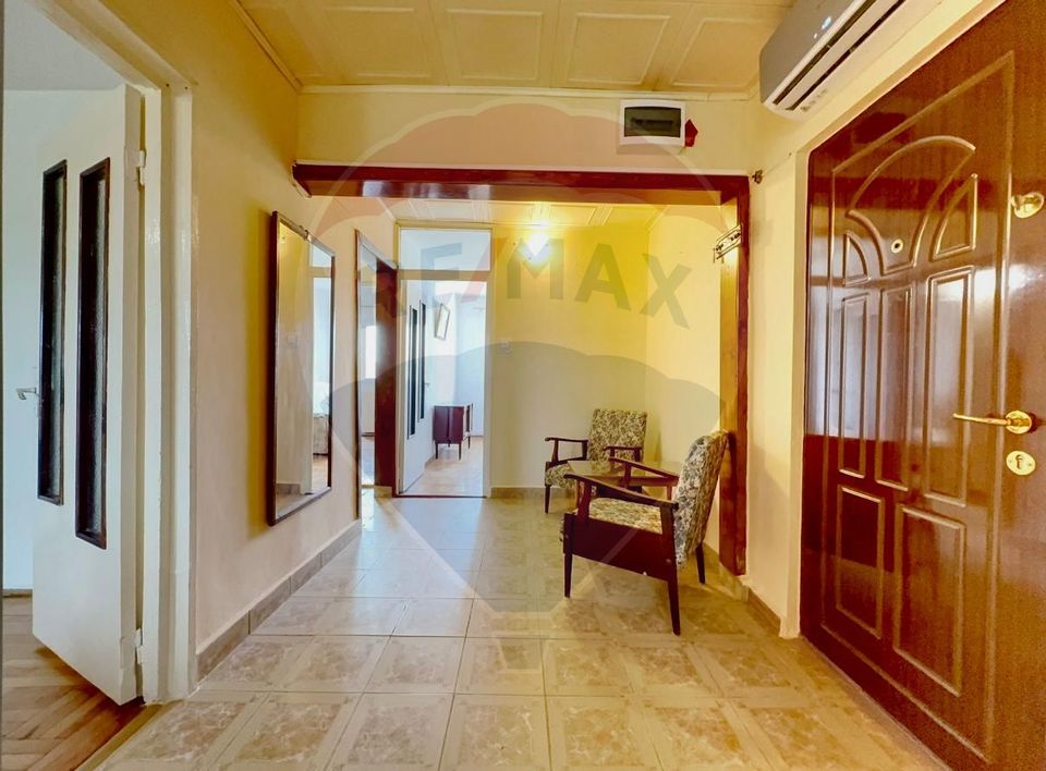 Apartament cu 3 camere de vânzare în zona Aradului