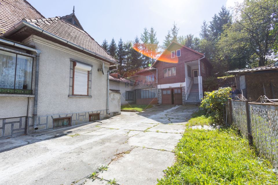 Doua Case de vanzare cu 5 camere + 3 camere,  stradal in Bran!