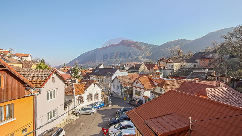 Casa cu 5 studiouri independente, terasa rooftop, vedere montana