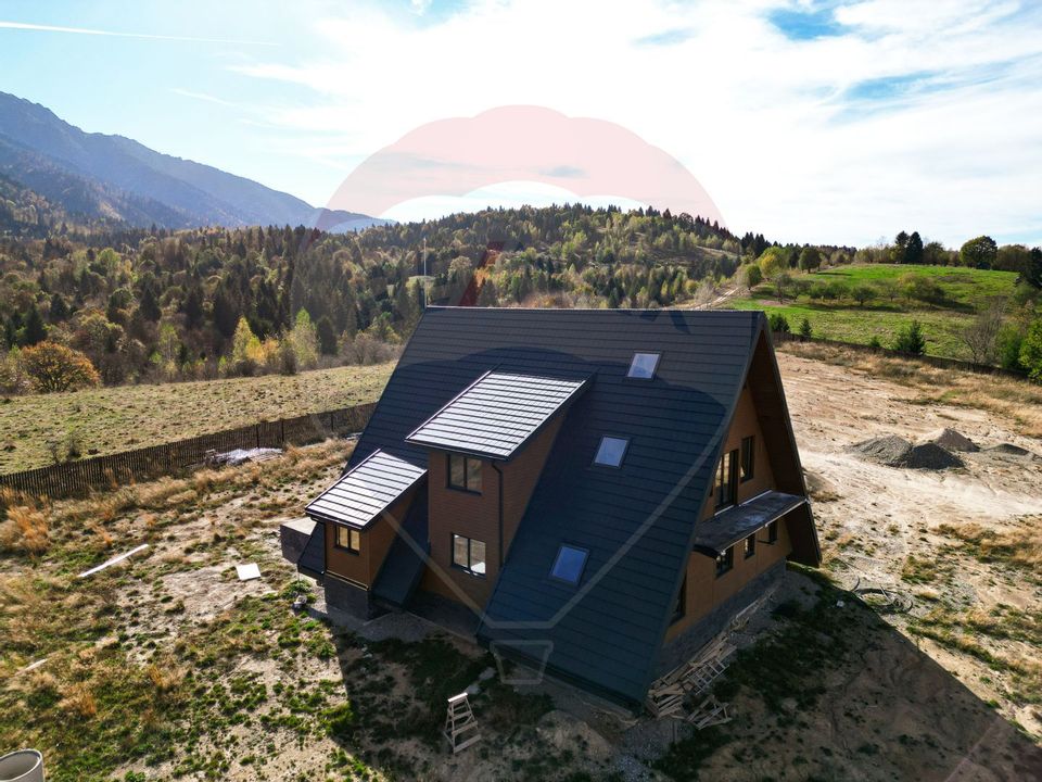 Vilă tip A-Frame, pe un platou montan, vedere panoramica catre Bucegi