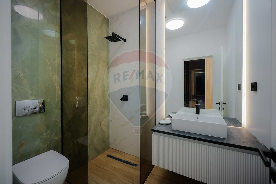 De vânzare Vilă cu 8 camere în Sânmartin, 290 mp util, teren 1100 mp