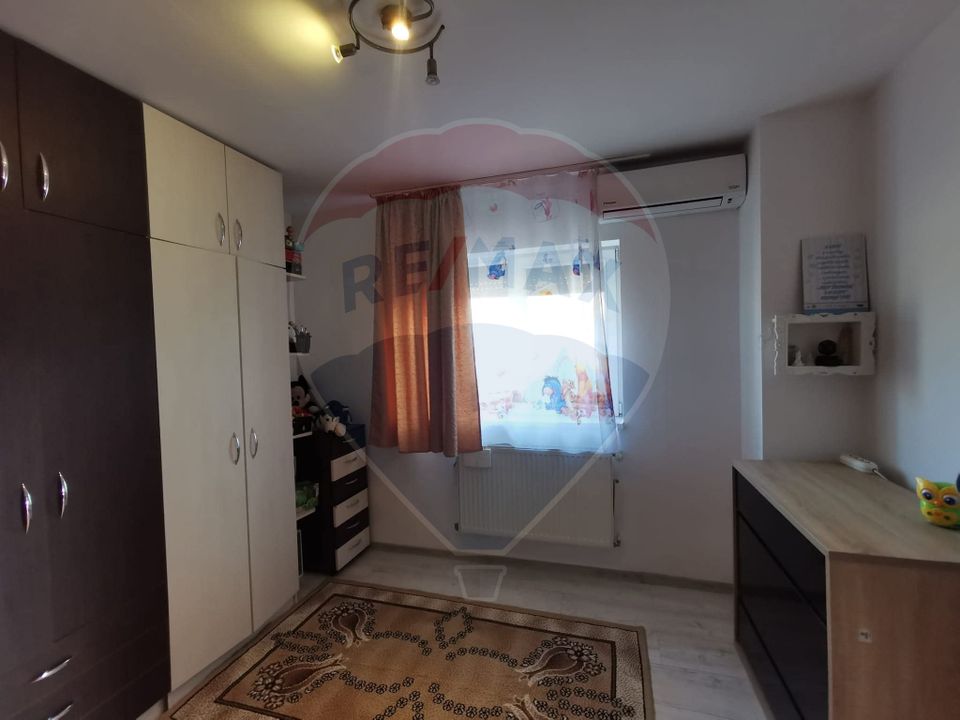 Casă 6 camere si curte, zona Metro Oradea, de vanzare