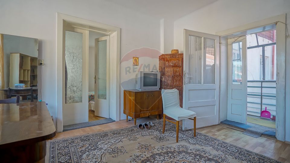 REZERVATA! Vilă impozantă, cu două apartamente și mansardă, Schei