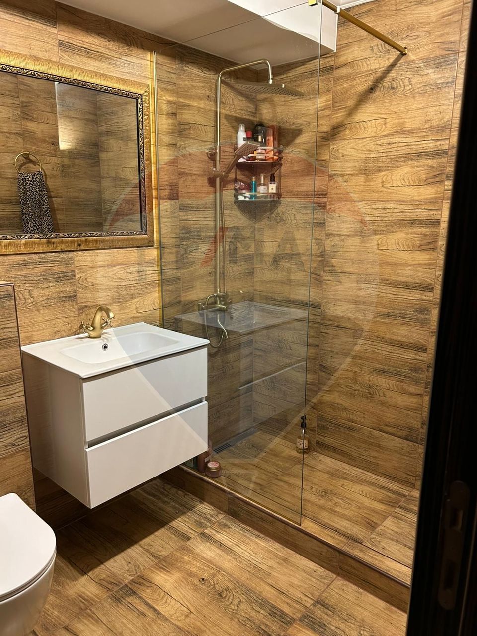 Apartament cu 3 camere de vanzare, langa padure, piscina, loc de joaca