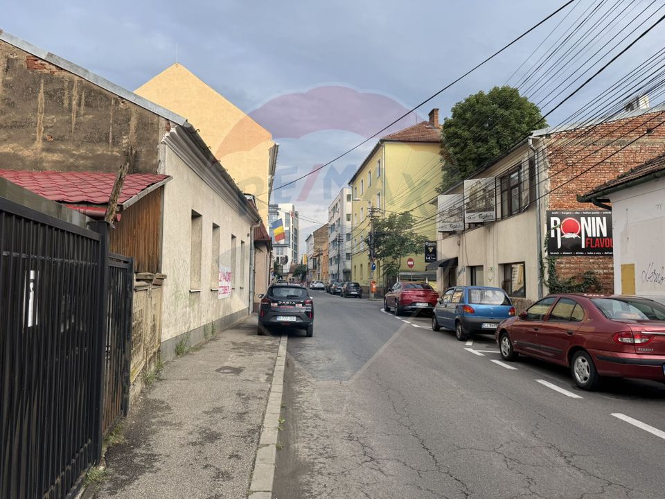 Apartament ultracentral cu curte, 2 unități locative. Str. Pitesti