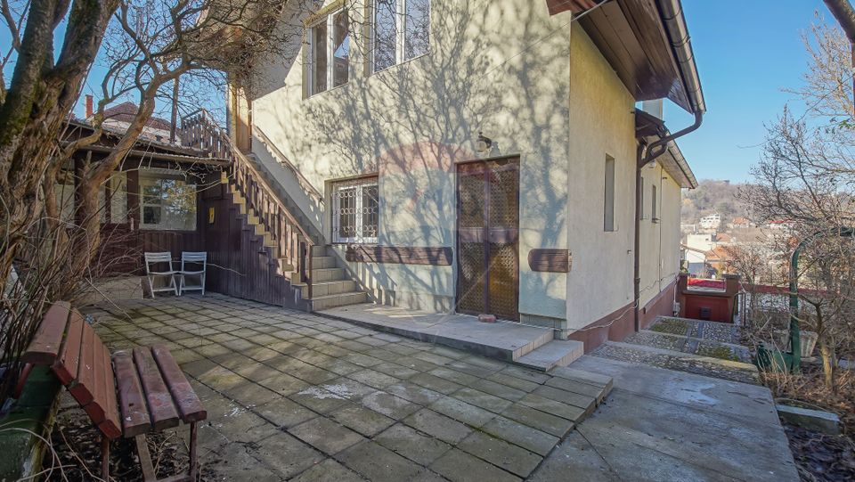 REZERVATA! Vilă individuală cu terasă, curte și două garaje