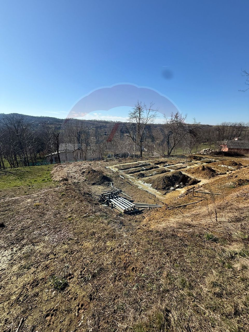 Carbunari Vanzare teren cu fundatie, proiect de casa si racorduri