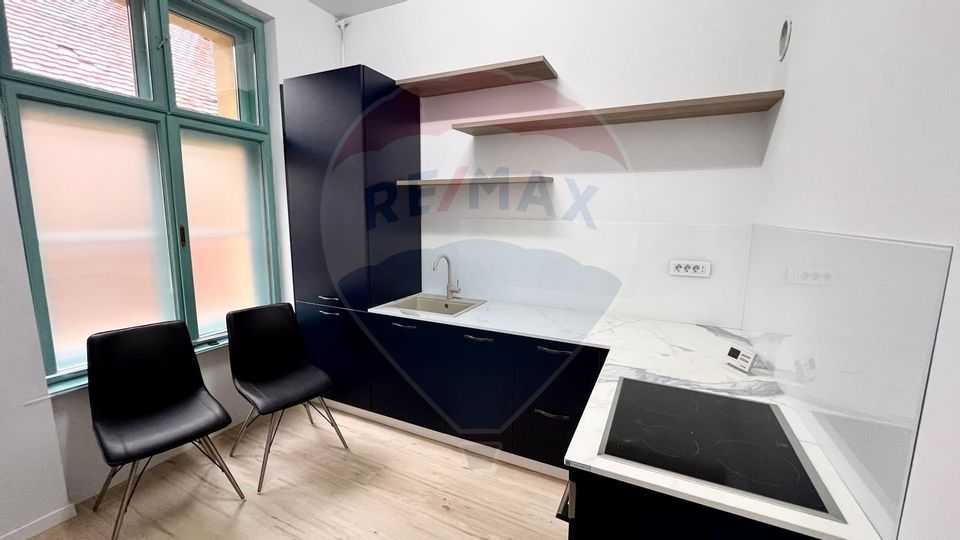 Apartam decomandat 2 cam la casa cu terasa, gradina - Pet Friendly