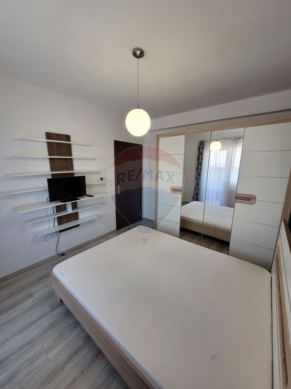 Apartament de inchiriat cu 3 camere si curte zona Turnisor