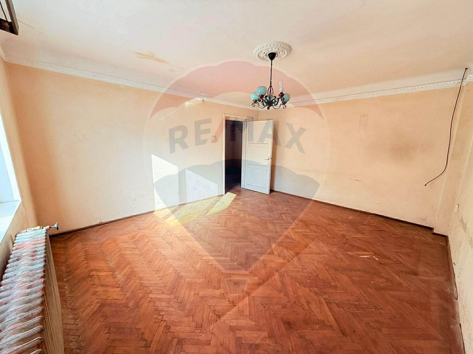 Casă de vanzare cu curte | 4 camere | Zona Gorjului | Teren generos