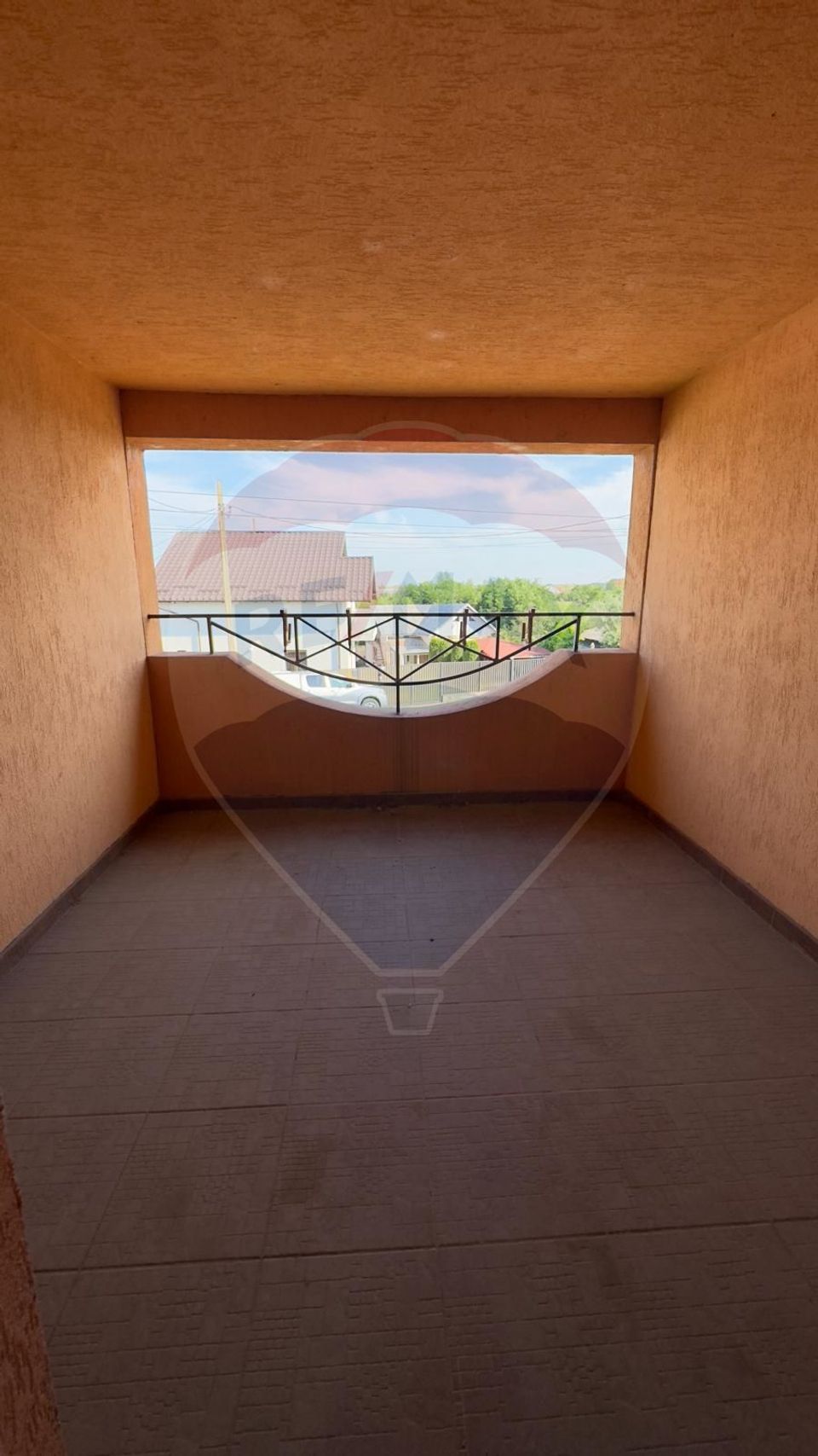 De vânzare 2 Corpuri de Casa si Teren 1388 mp in Geamăna, Bradu