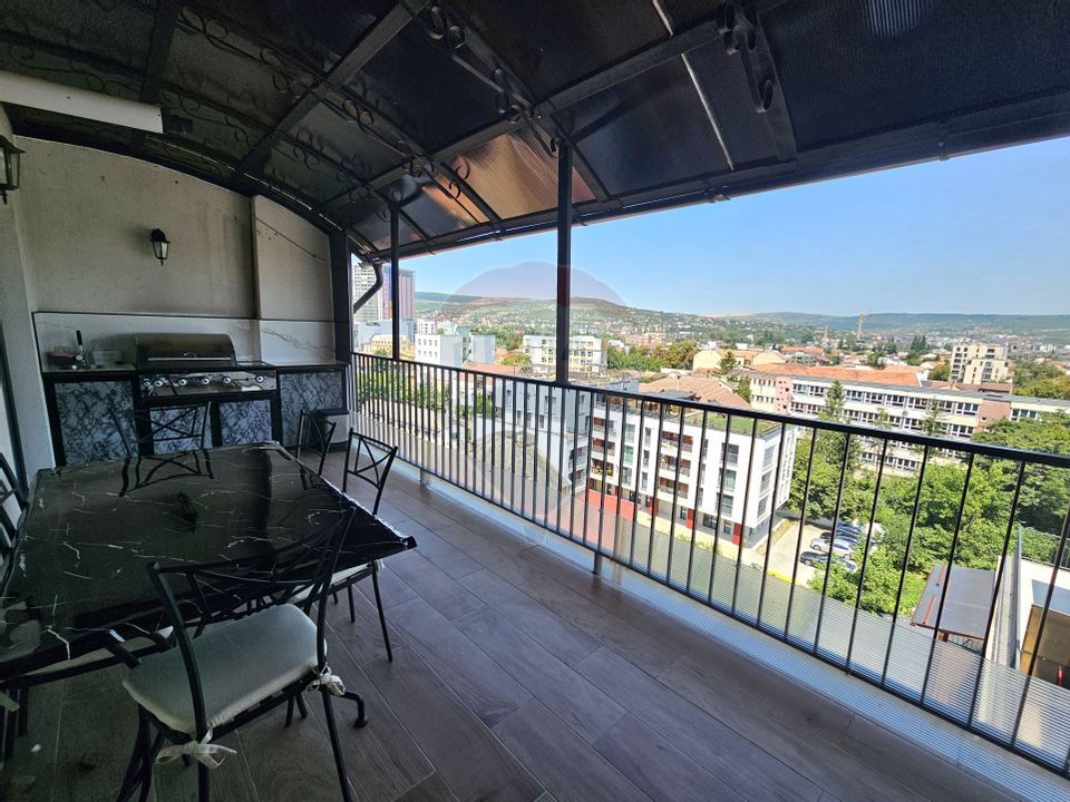 Penthouse cu 3 camere de închiriat în zona Central