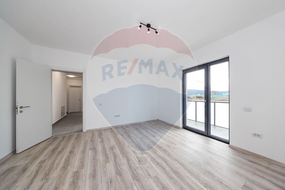 Apartament nou, modern, curte proprie si terasa