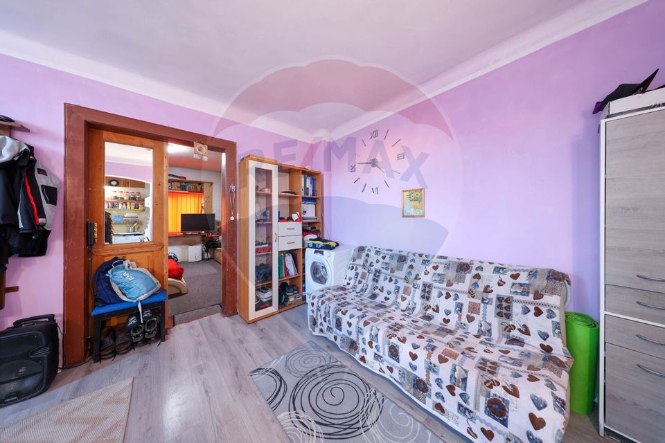 2 case cu curte proprie - locație centrala