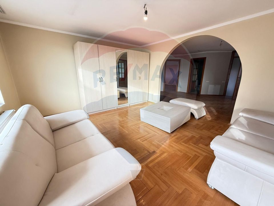 8 room House / Villa for sale