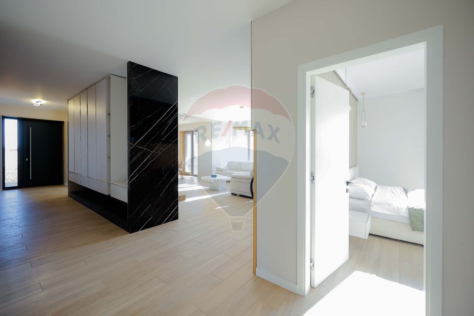 De vânzare Vilă cu 8 camere în Sânmartin, 290 mp util, teren 1100 mp