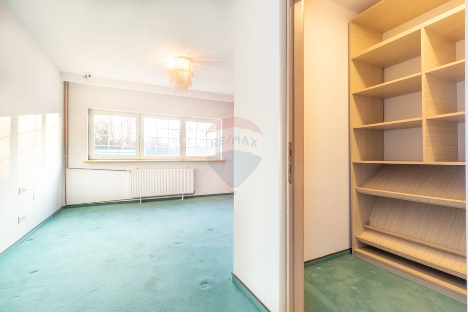 Vanzare Vila 5 camere cu semineu, piscina si priveliste lac piscicol