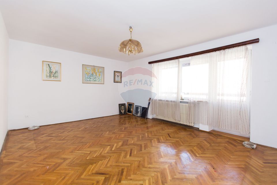 Casă elegantă cu 3 dormitoare, living spațios, mansarda, garaj