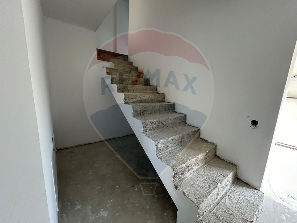 5 room House / Villa for sale, Est area